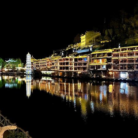 Lqj Riverside Guest House Fenghuang Esterno foto